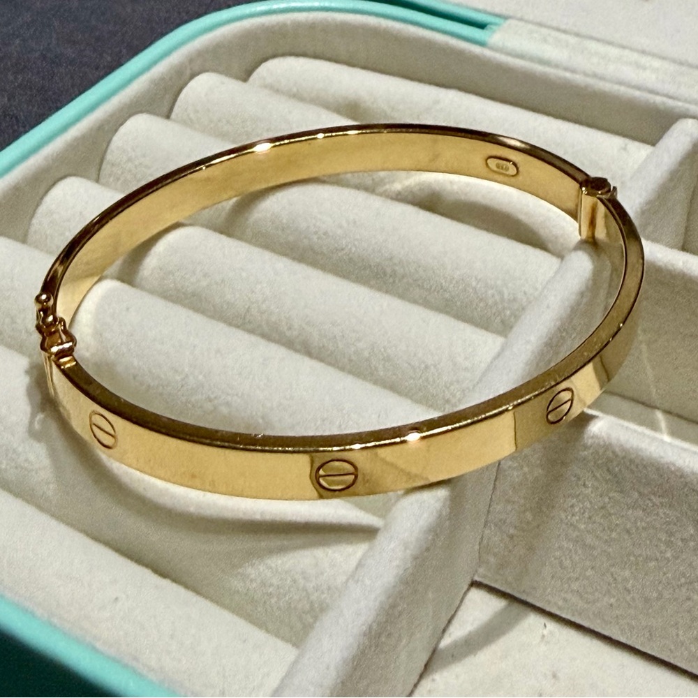 Unused 18k Inspired Elegant Gold Bangle Bracelet